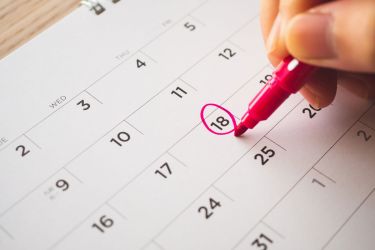 Markieren im Kalender mit pinkem Stift
